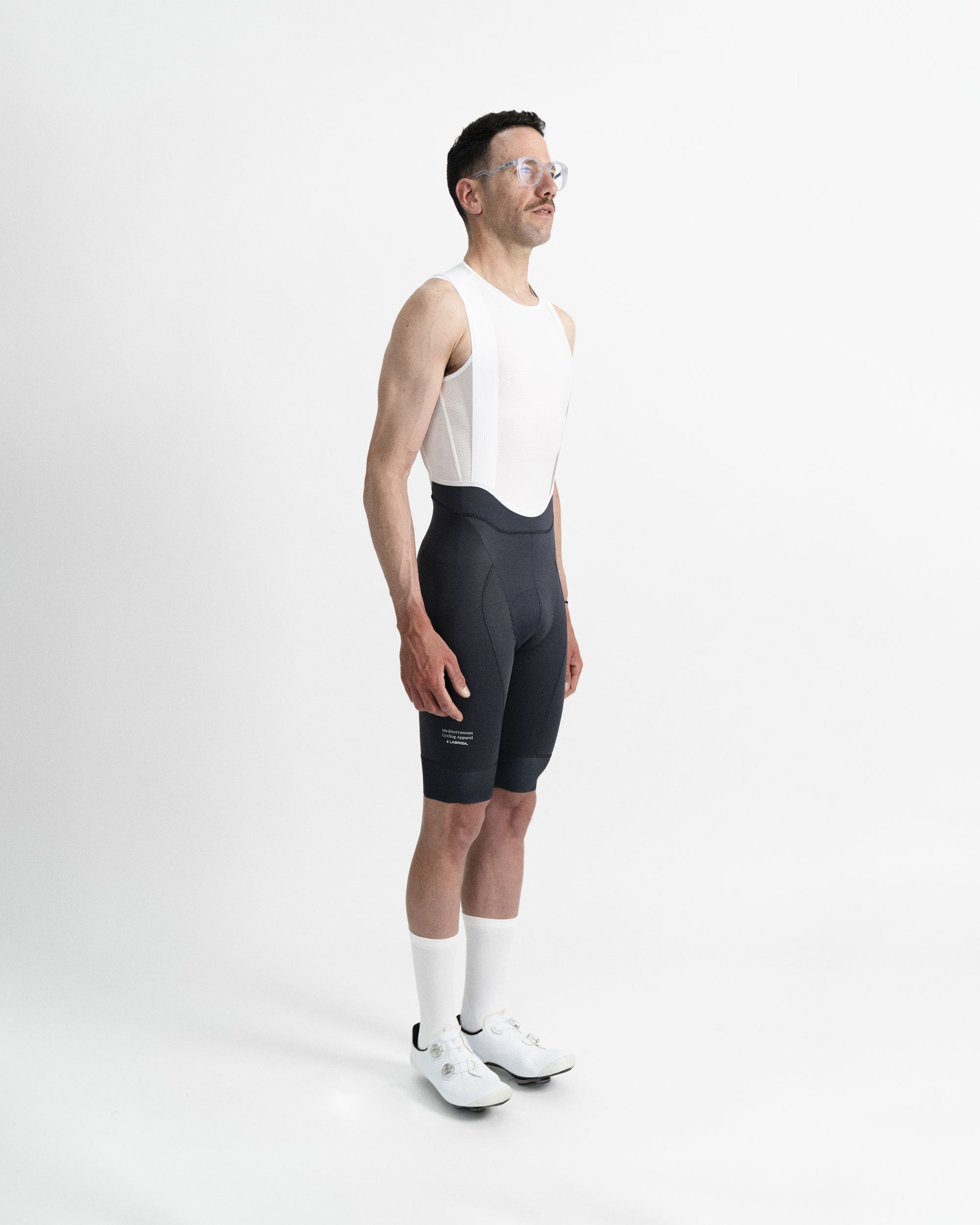 Imagen de culotte de ciclismo de chico gris en modelo visto desde el perfil derecho.