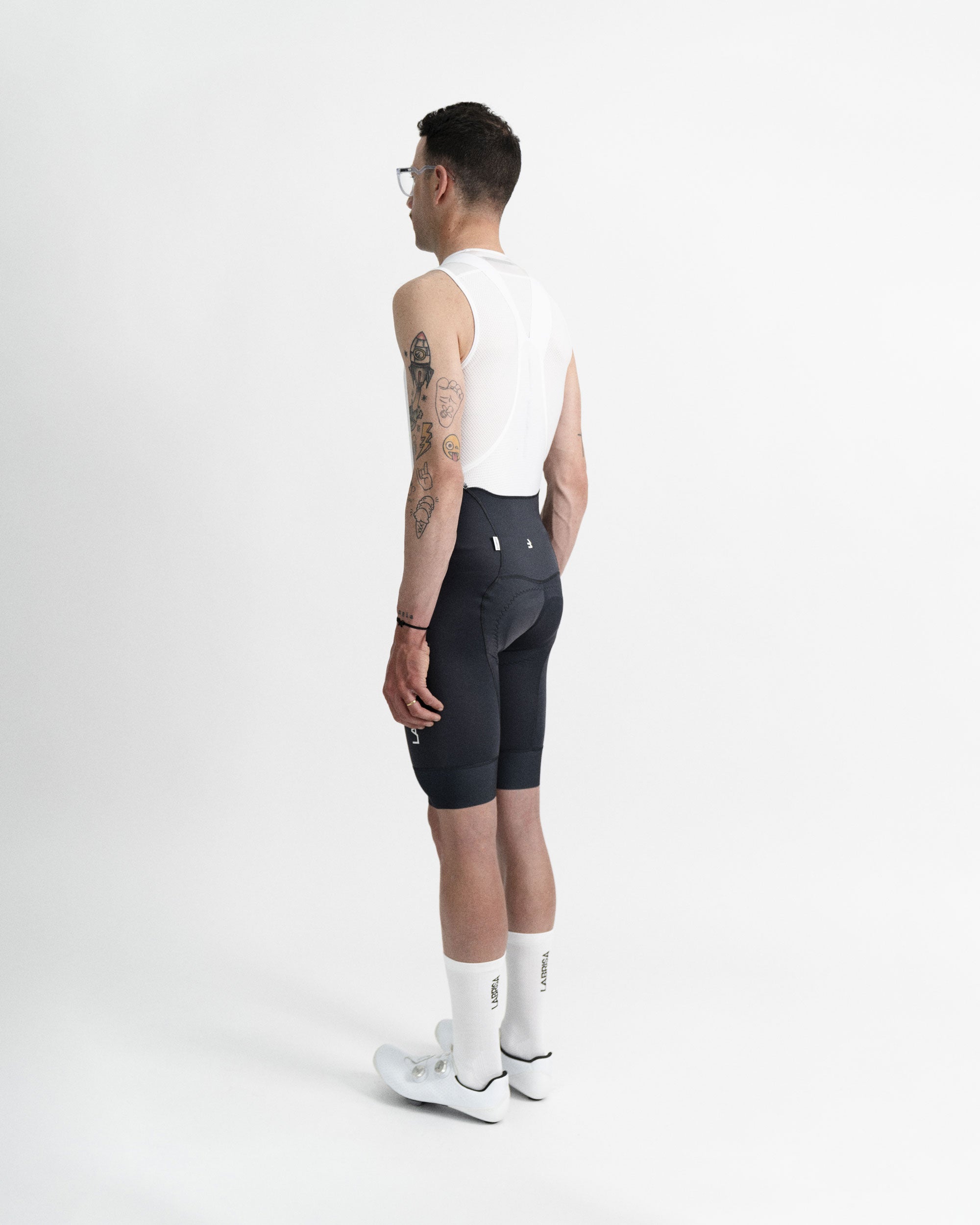 Imagen de culotte de ciclismo de chico gris en modelo visto desde el perfil izquierdo.