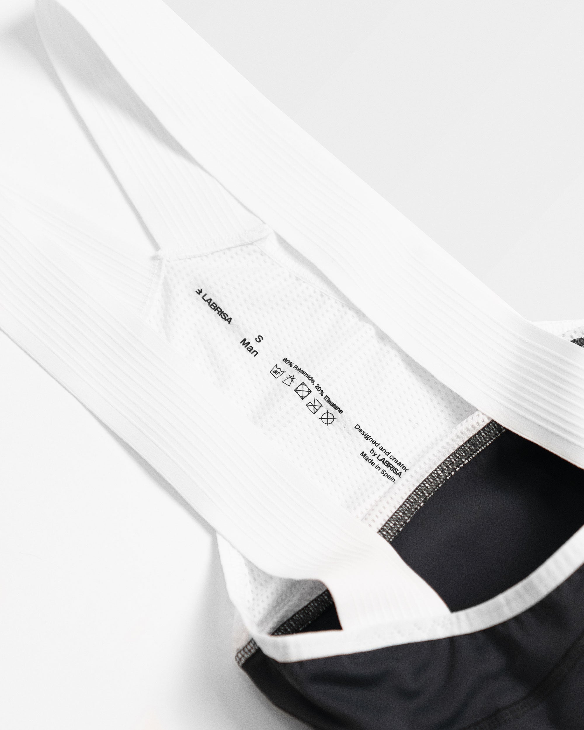 Imagen de culotte de ciclismo de hombre gris. Se ve el detalle de los tirantes que son blancos y rayados, elásticos y cómodos.