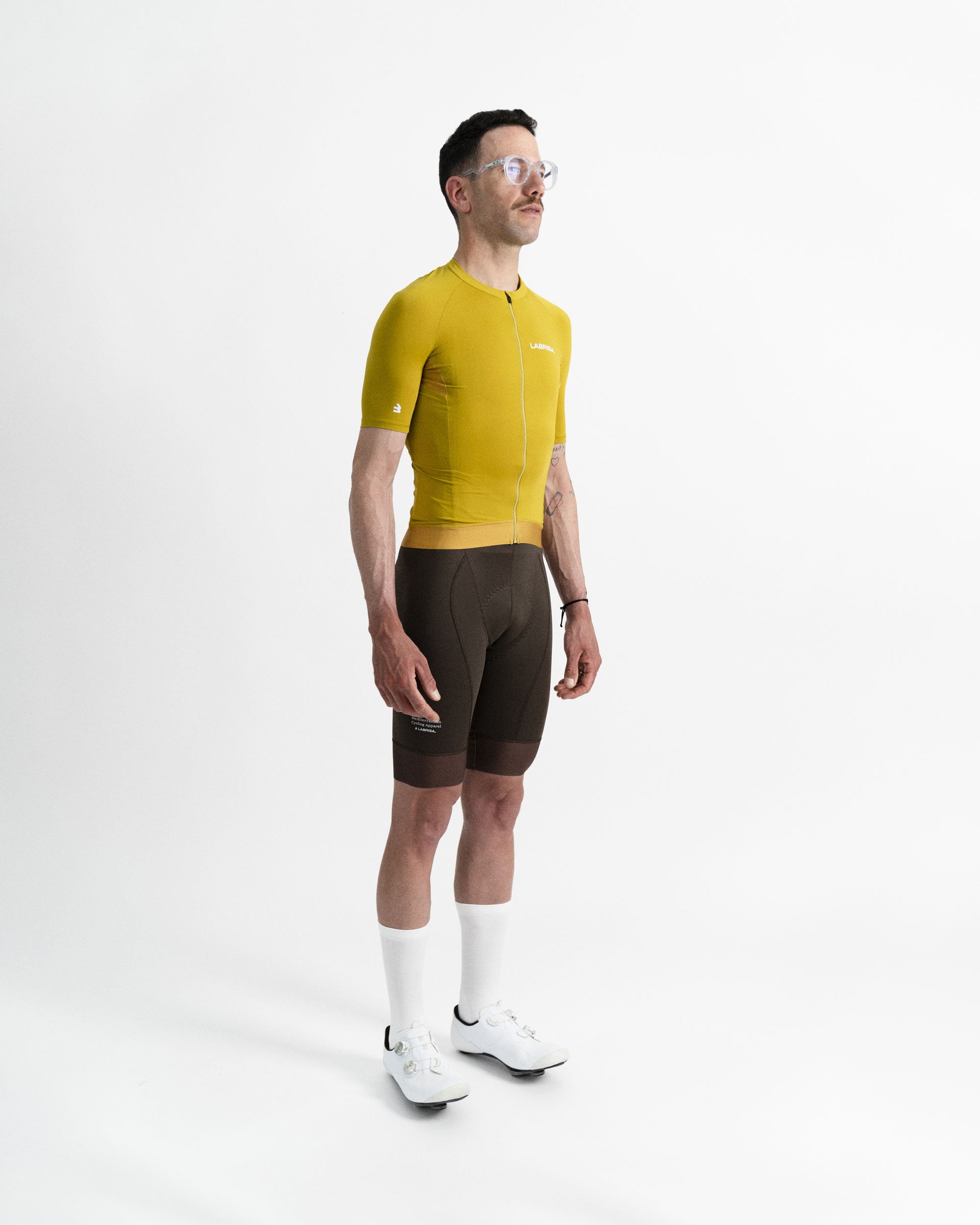 Imagen de maillot de ciclismo de mujer gris en modelo visto desde el perfil derecho.