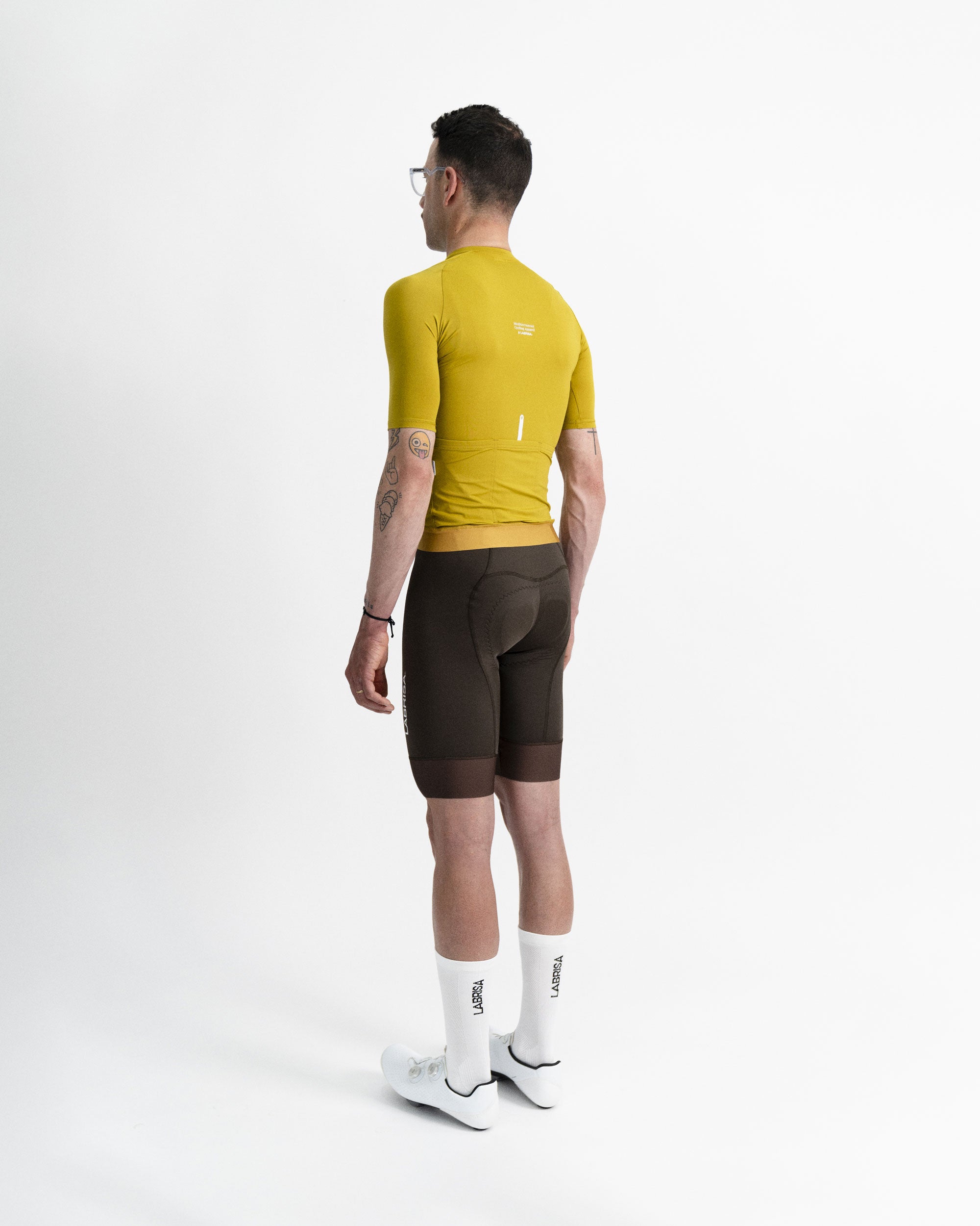 Imagen del maillot de ciclismo de hombre en color verde oliva en modelo visto desde el perfil izquierdo.
