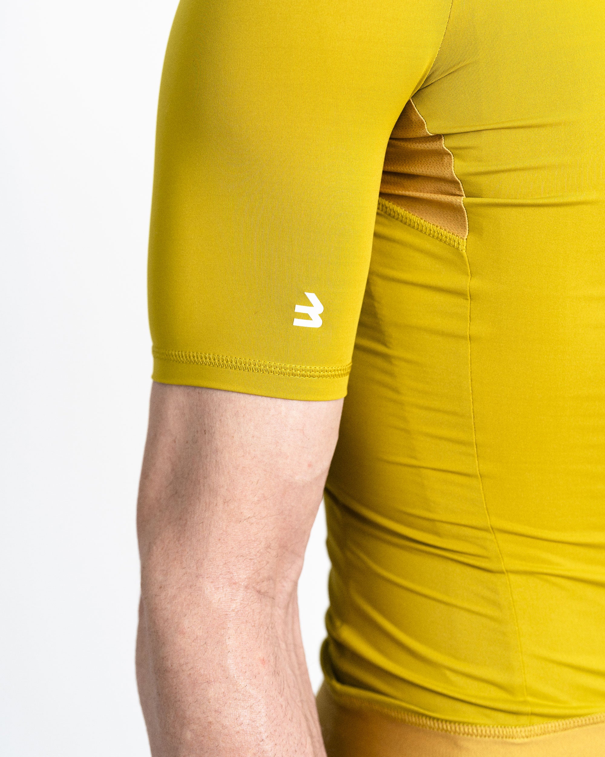 Imagen de detalle de maillot de ciclismo de hombre verde oliva de la manga. Se puede ver el logotipo de LABRISA en forma de B en blanco en el bíceps.