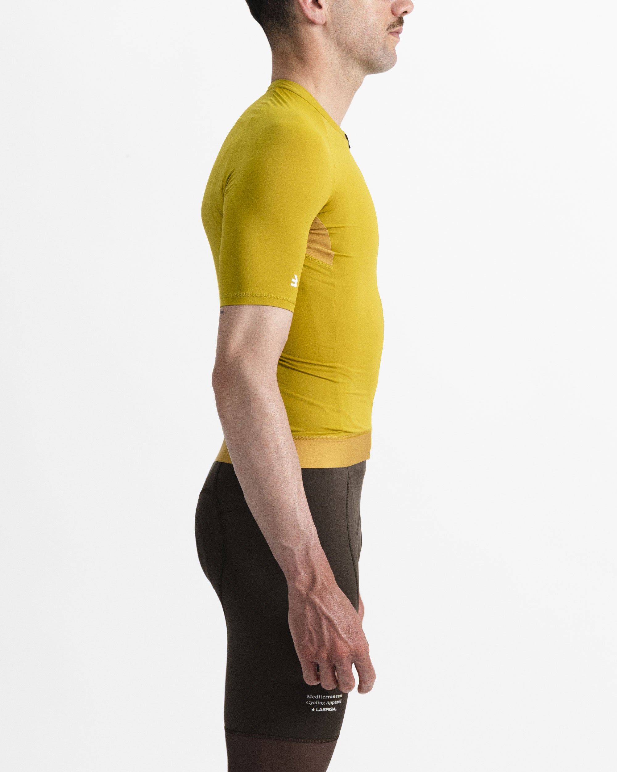 Imagen de maillot de ciclismo de hombre verde oliva en modelo visto desde el perfil derecho.