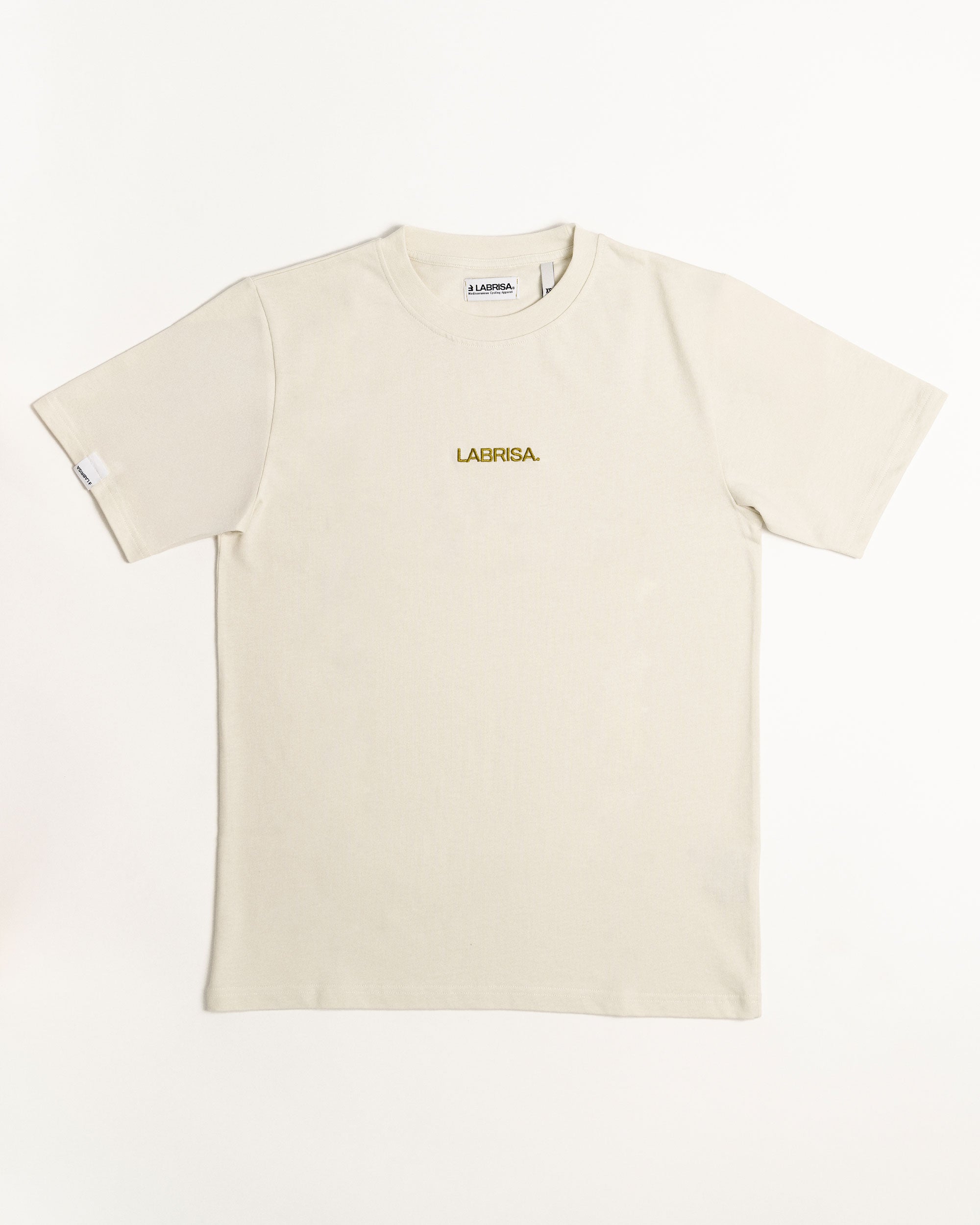 Imagen de la parte delantera de la camiseta de manga corta crema. Se ve el logotipo de LABRISA bordado en verde oliva en en el centro del pecho