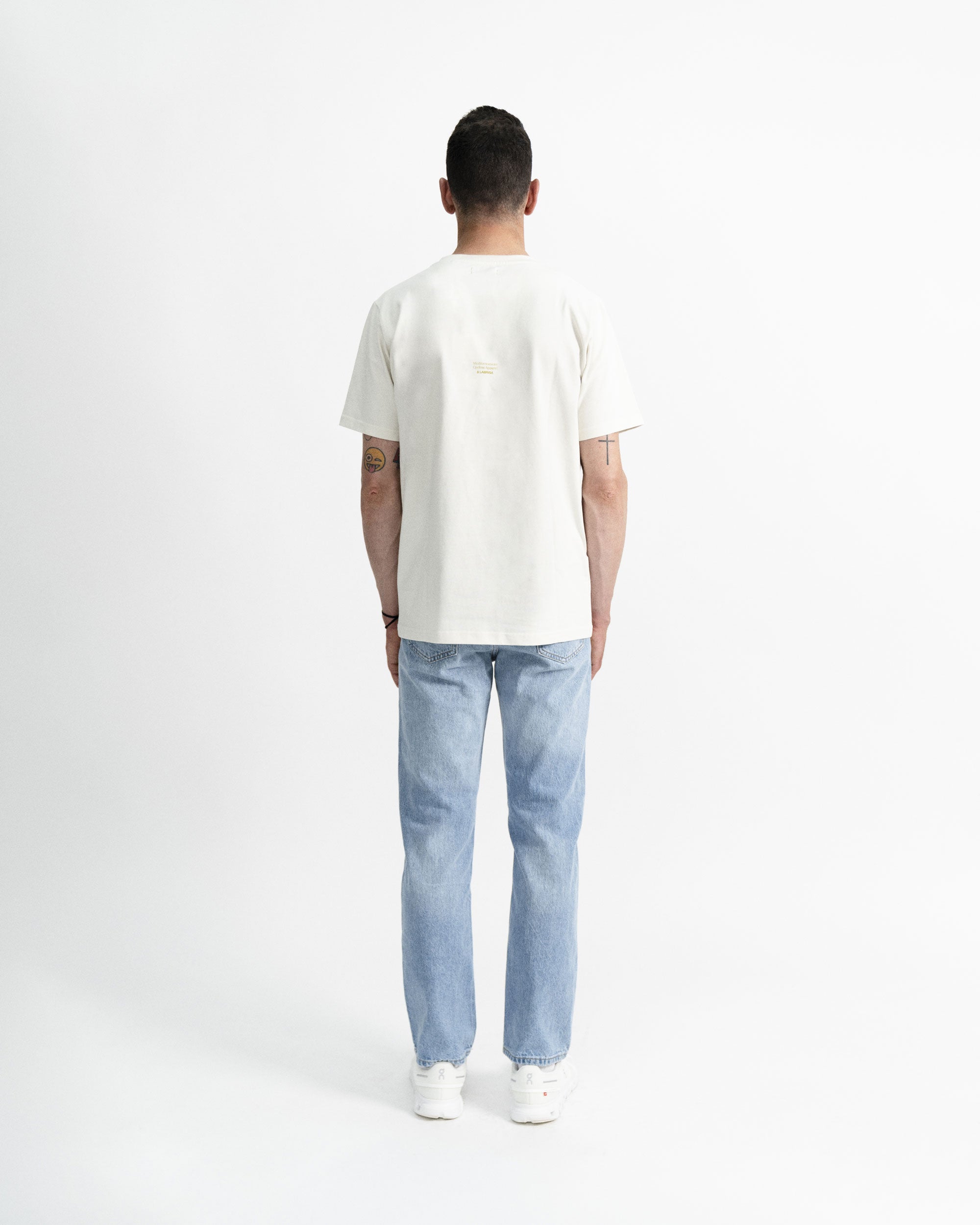 Imagen de la camiseta de manga corta crema en modelo visto de espalda