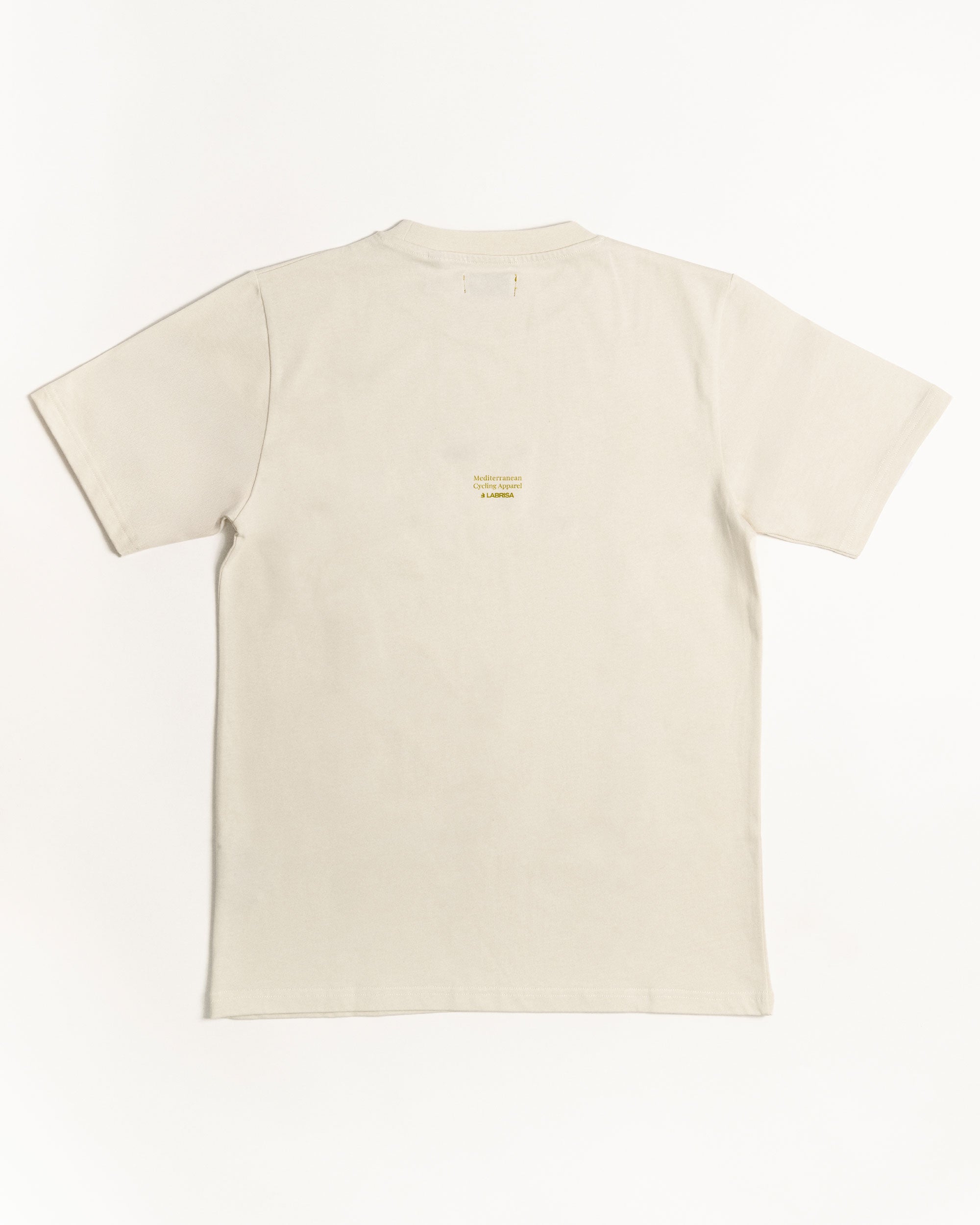Imagen de la parte trasera de la camiseta de manga corta crema. Se ve el tagline Mediterranean Cycling Apparel en verde oliva en pequeño en el centro de la parte de atrás de la camiseta.