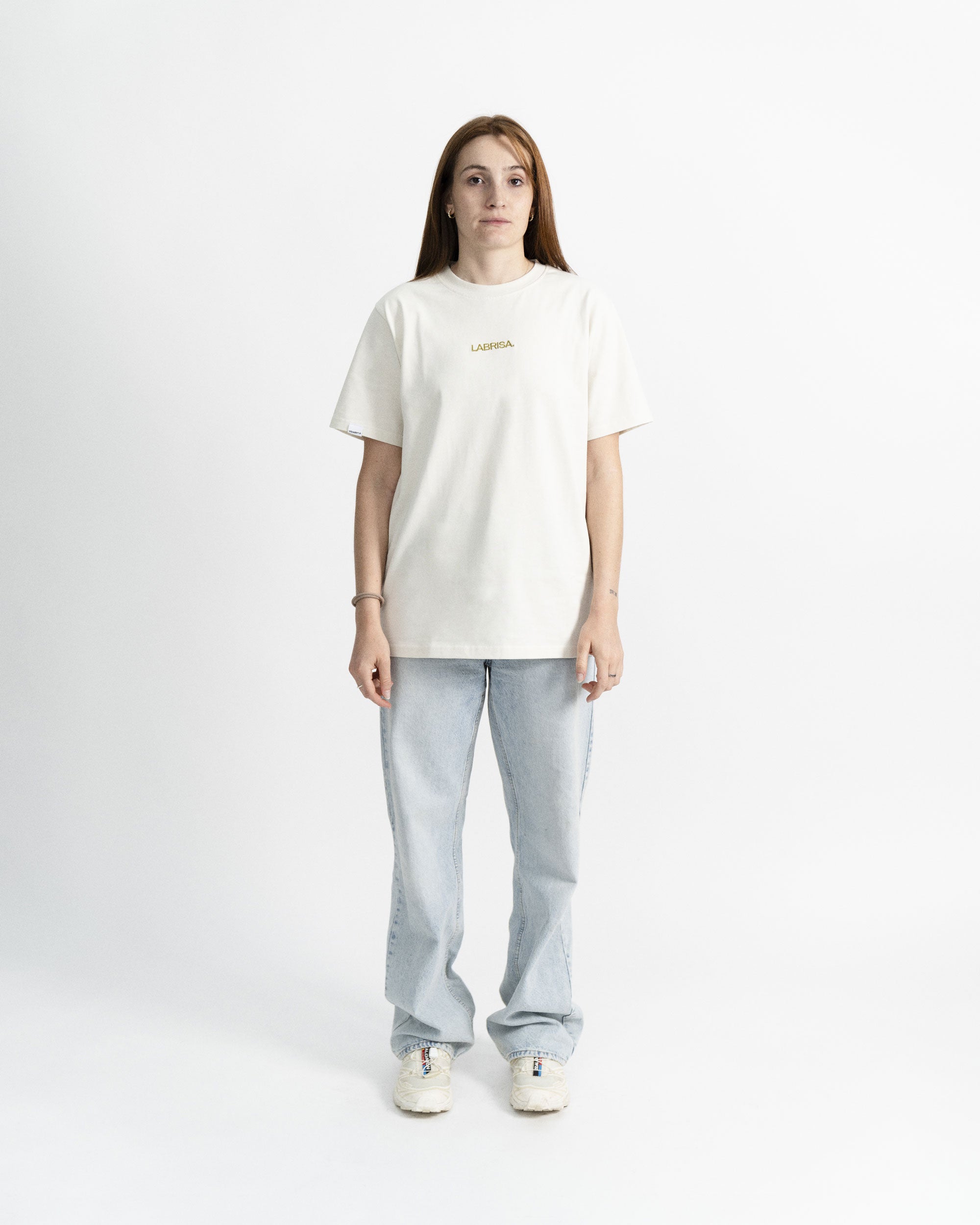 Mujer vestida con camiseta de manga corta crema