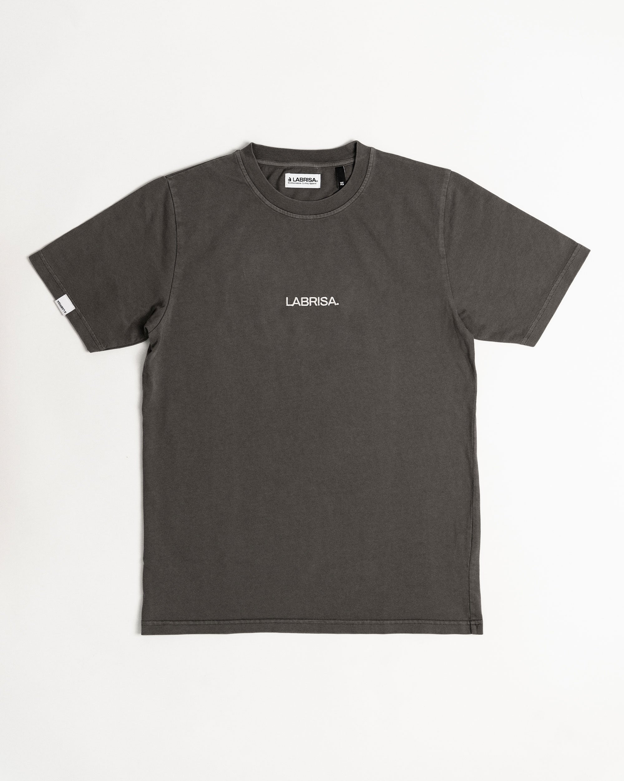 Imagen de la parte delantera de la camiseta de manga corta gris. Se ve el logotipo de LABRISA bordado en crema en en el centro del pecho