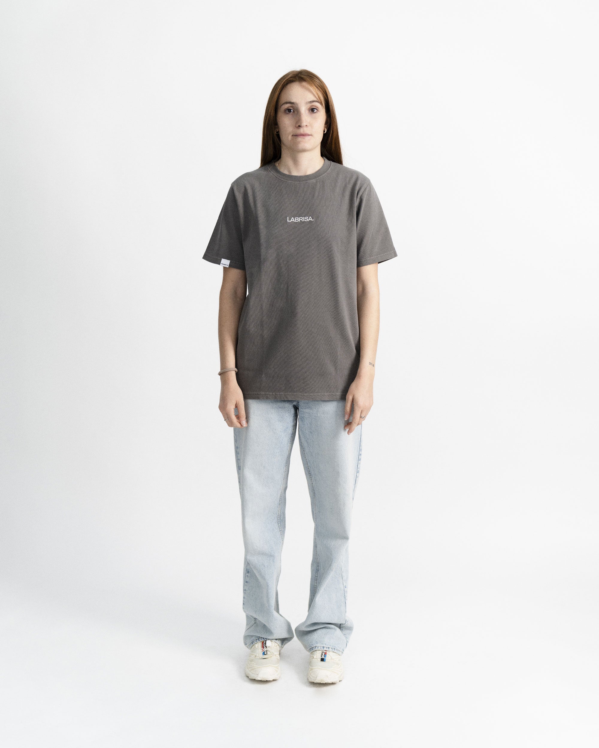 Imagen de la camiseta de manga corta gris en modelo visto de frente.