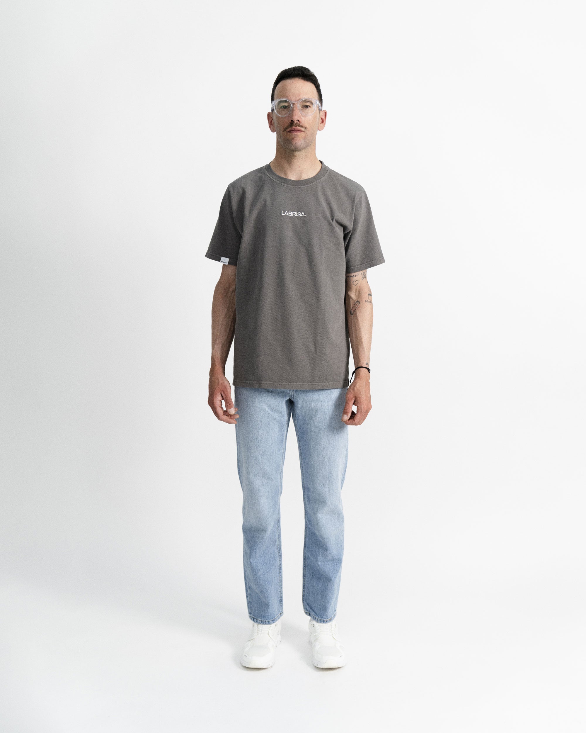 Hombre vestido con camiseta manga corta algodón gris