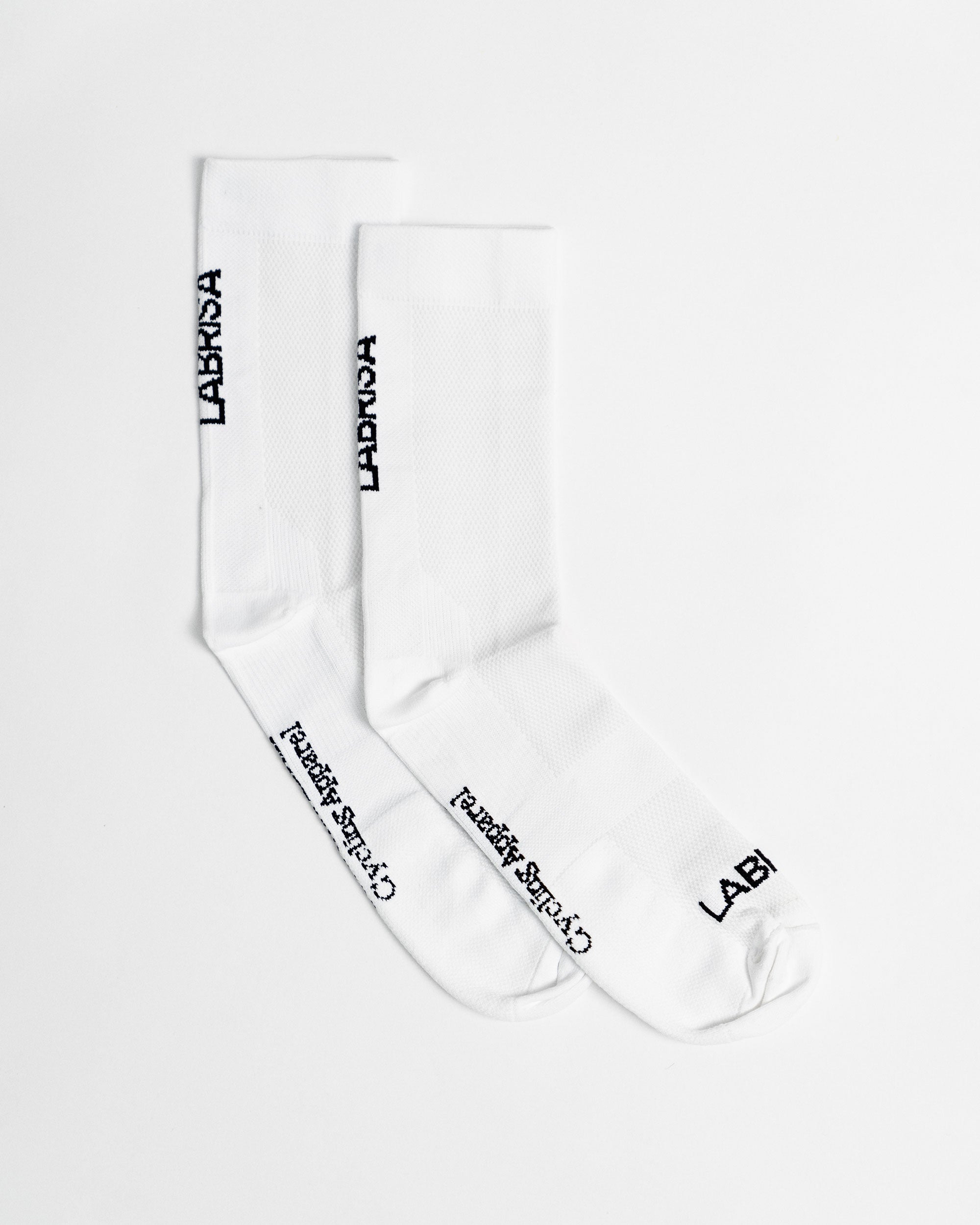 Imagen de calcetines blancos de ciclismo general. Todos los logotipos son negros. Altura media caña.