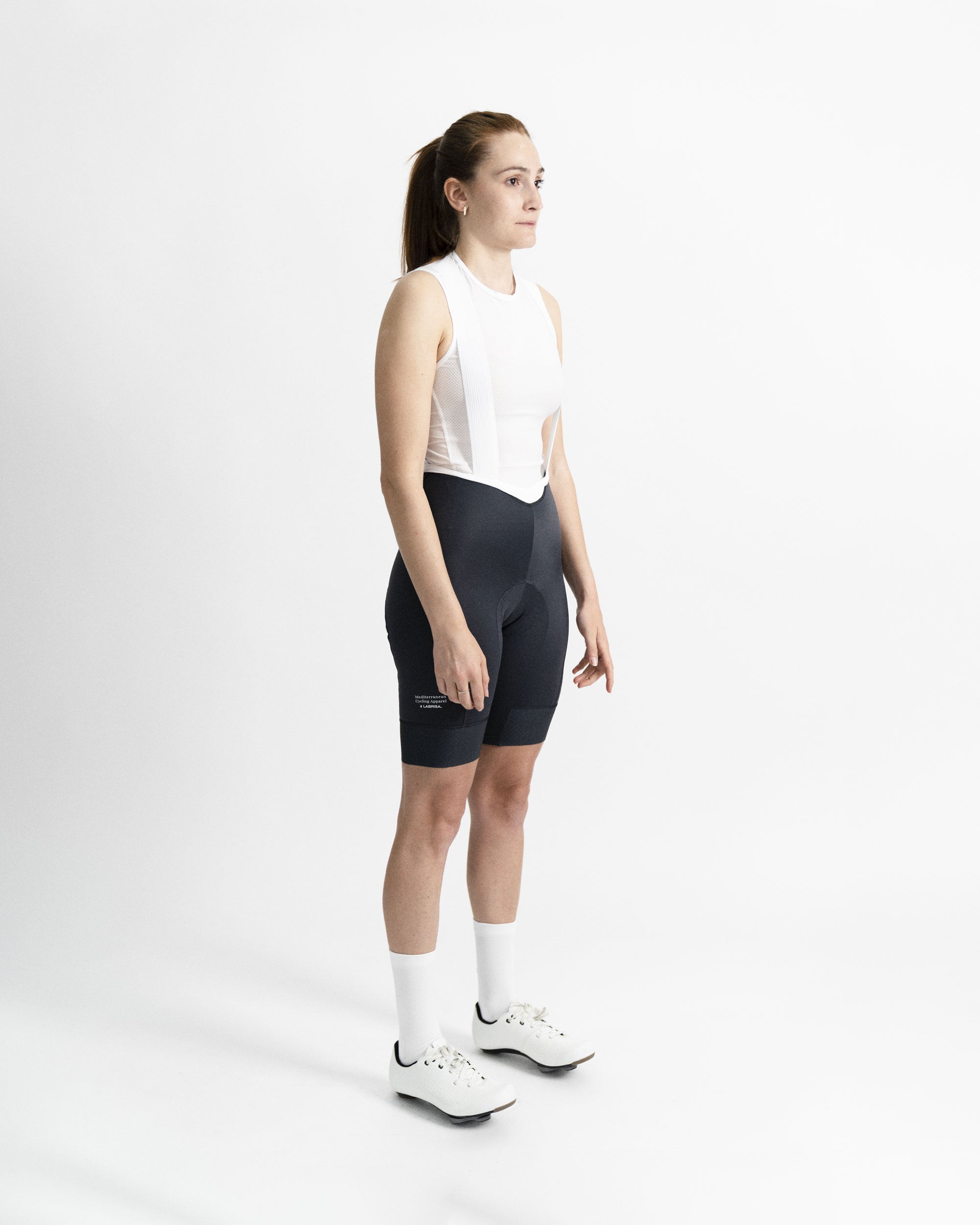 Imagen del culotte de ciclismo de mujer gris en modelo visto desde el perfil derecho.