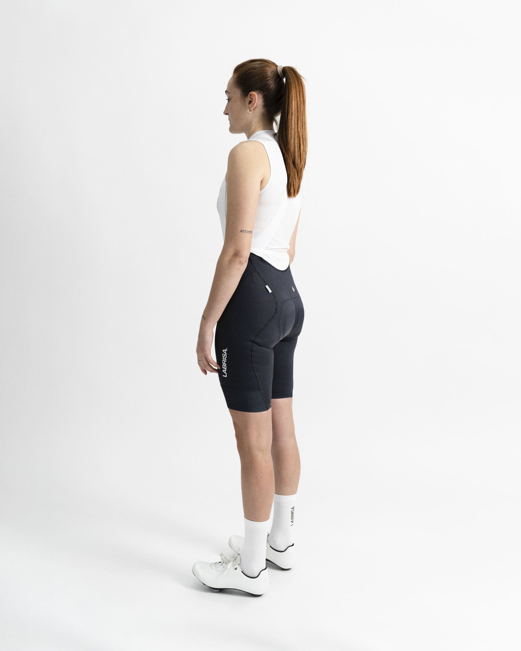 Imagen del culotte de ciclismo de mujer gris en modelo visto desde el perfil izquierdo.