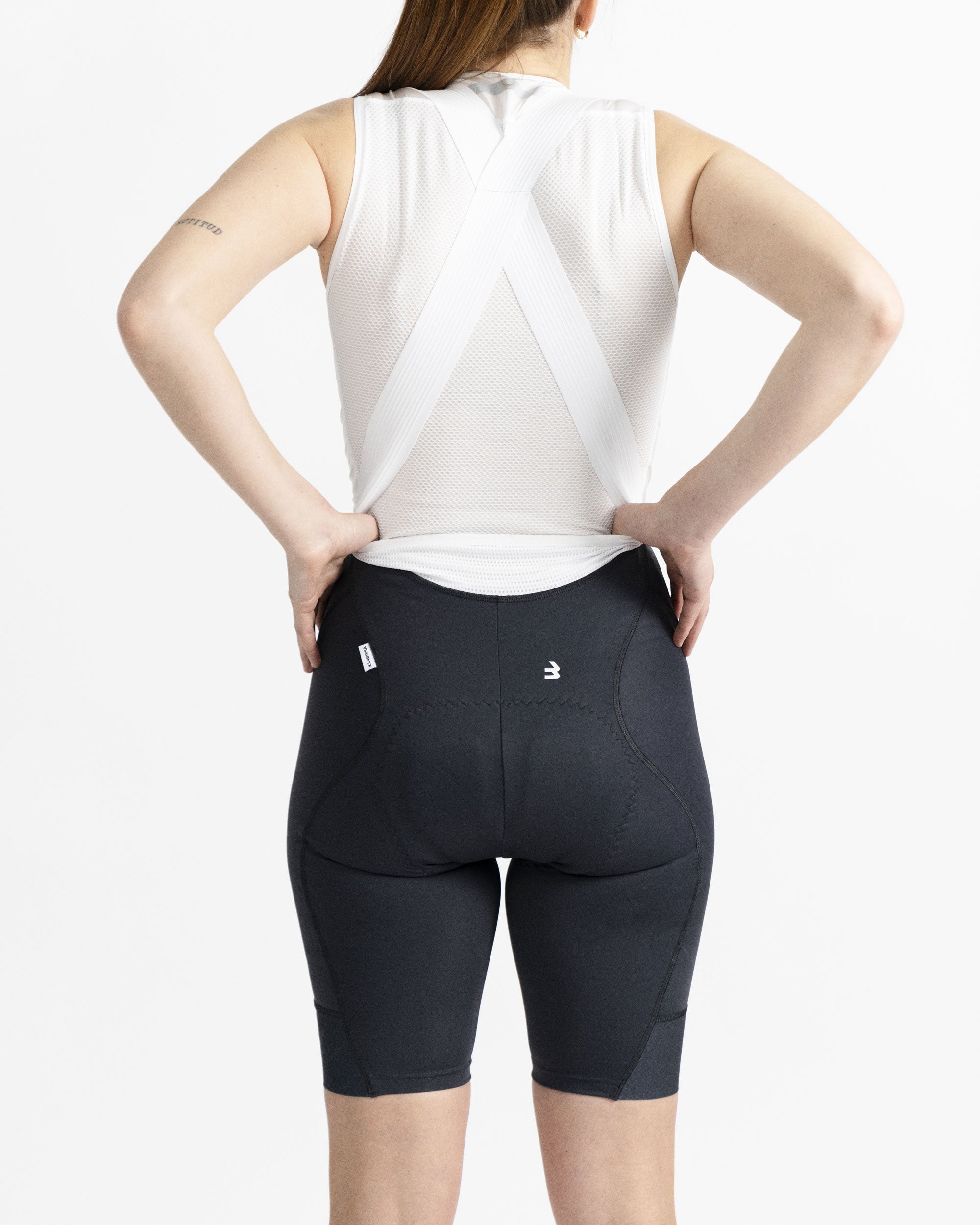 Imagen del culotte de ciclismo de mujer gris. Se muestra como el culotte está diseñado para poder hacer pis sin tener que bajar los tirantes ni quitar el maillot.