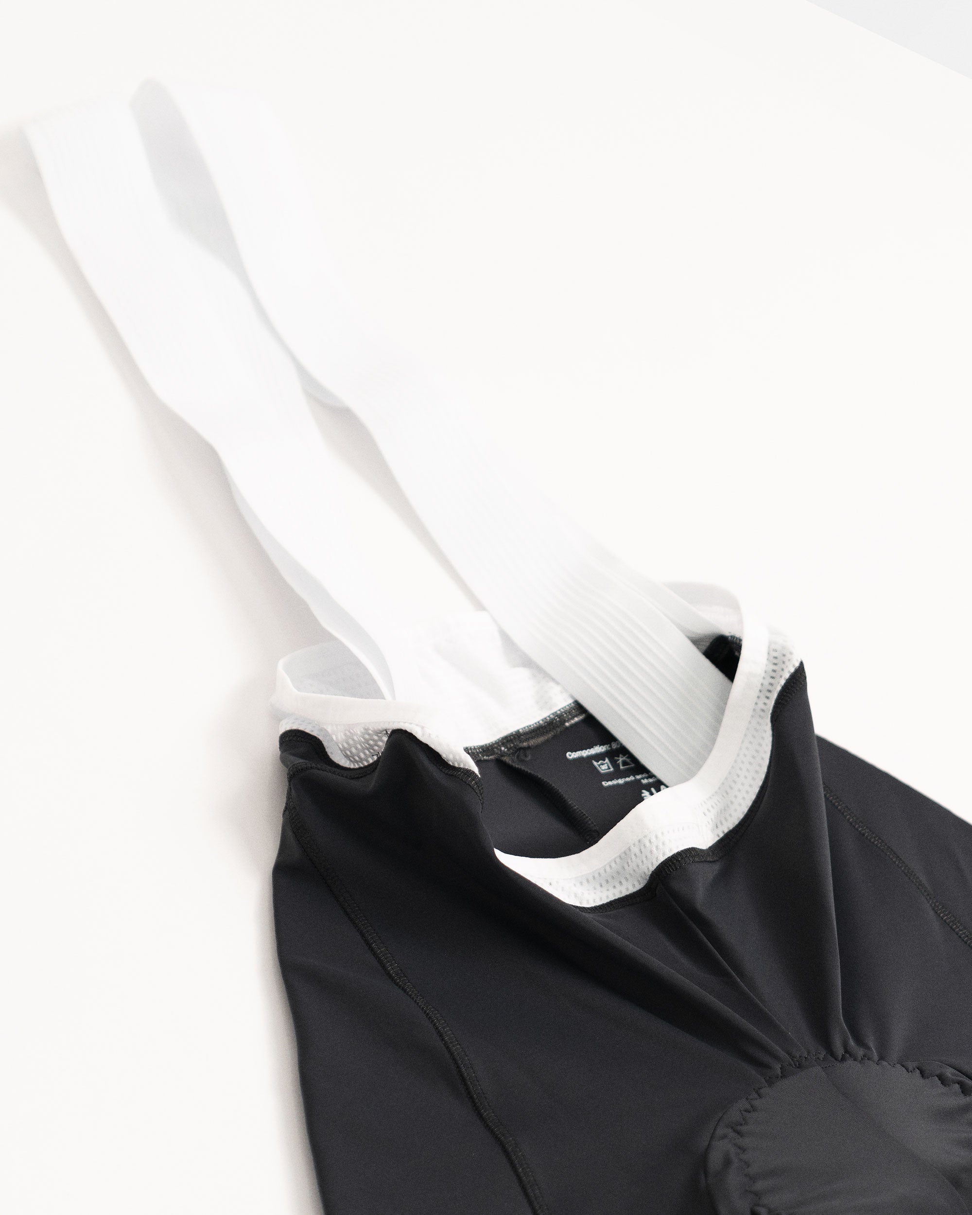 Imagen del culotte de ciclismo de mujer gris. Se ve el detalle de los tirantes que son blancos y rayados, elásticos y cómodos.