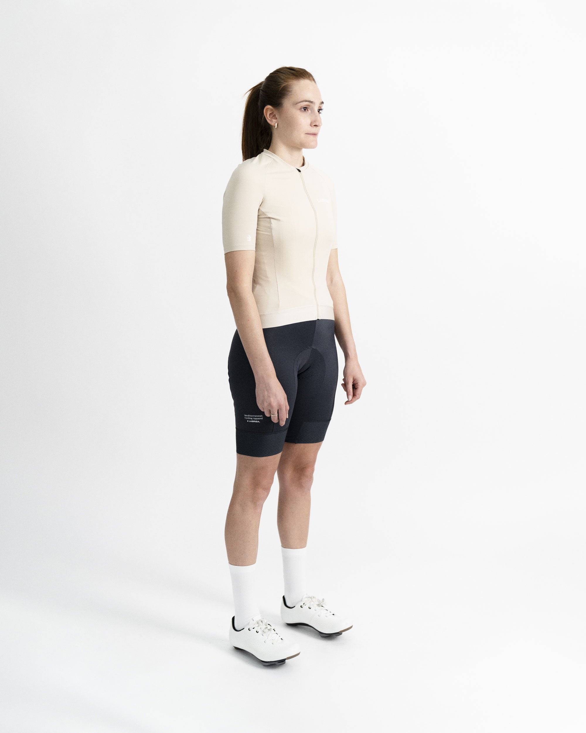 Imagen de maillot de ciclismo de mujer crema en modelo visto desde el perfil derecho.