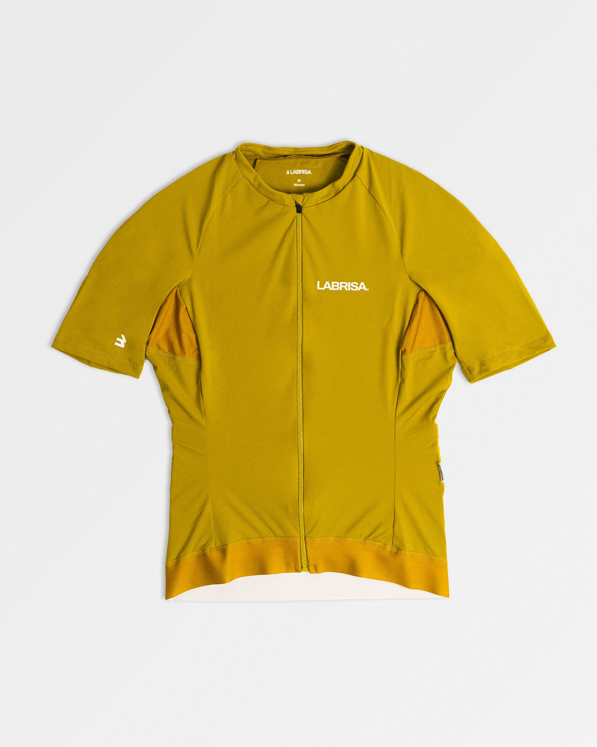 Imagen de maillot de ciclismo de mujer verde oliva. Logotipos en blanco de LABRISA en el pecho izquierda y la B en el bíceps derecho. La cremallera y siliconas al mismo tono verde oliva.