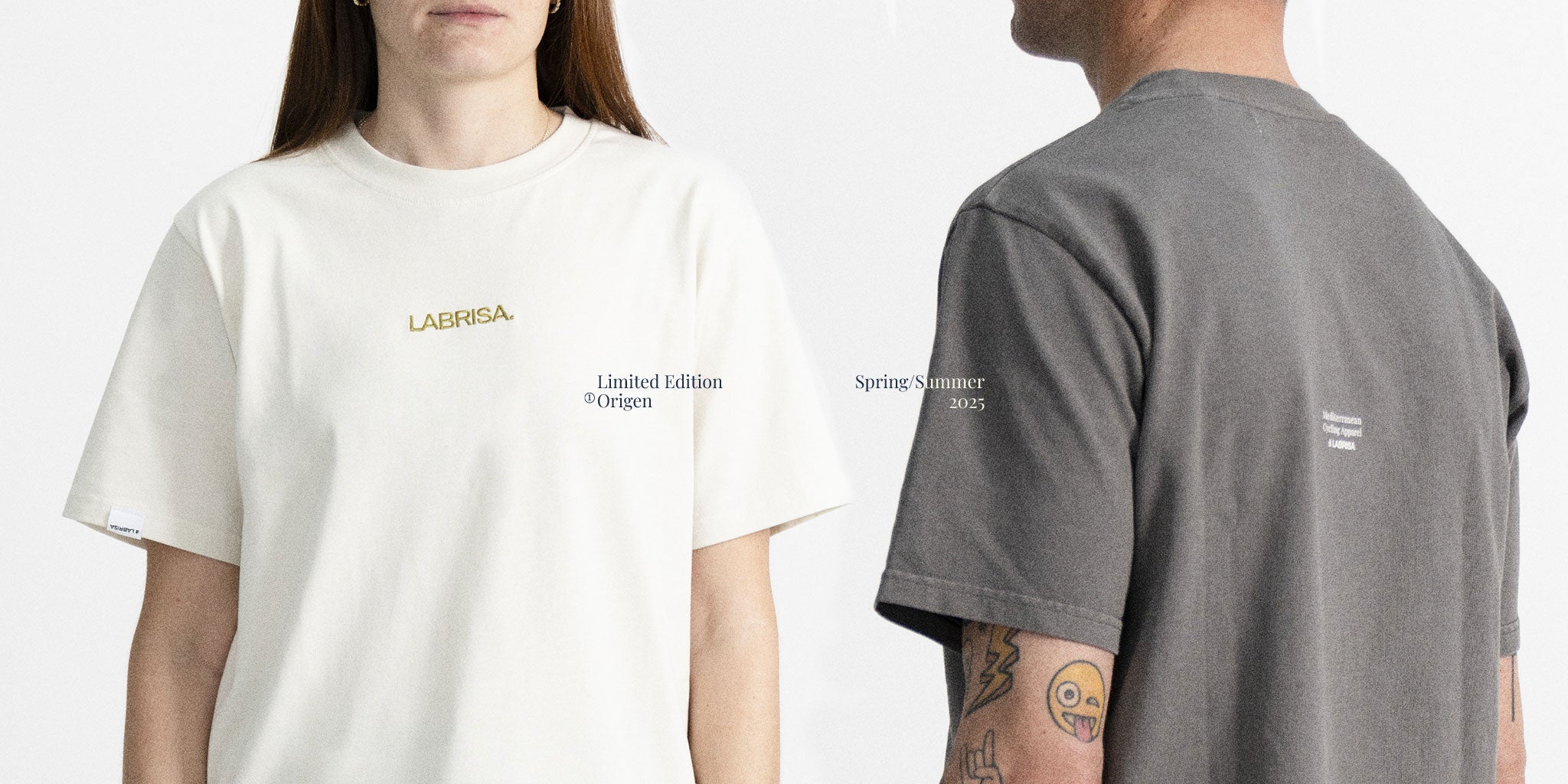 Imagen de detalle de las camisetas de manga corta, aparecen la color crema su delantera y la trasera de la gris. En el texto sobreimpreso se lee: Limited Edition, Origen y Spring Summer 2025