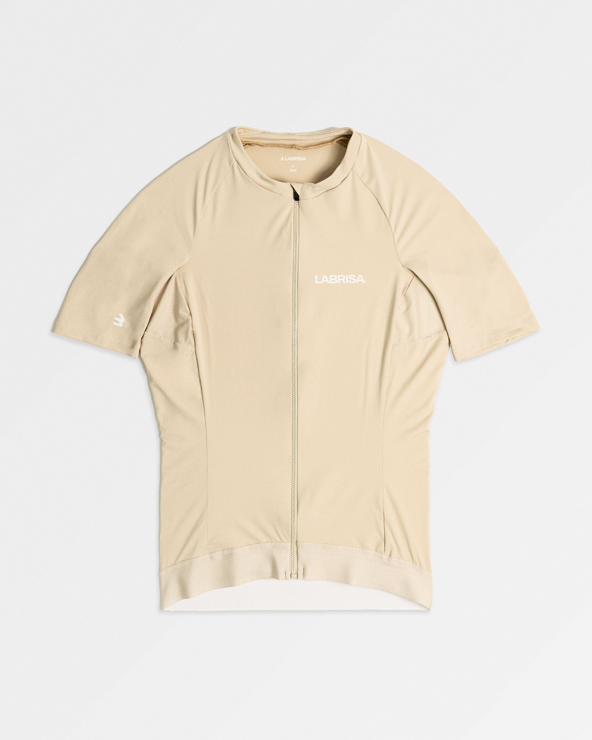 Imagen de maillot de ciclismo de hombre color crema. Logotipos en blanco de LABRISA en el pecho izquierda y la B en el bíceps derecho. La cremallera y siliconas al mismo tono crema.