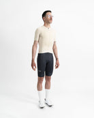 Imagen del maillot de ciclismo de hombre en color crema en modelo visto desde el perfil derecho.