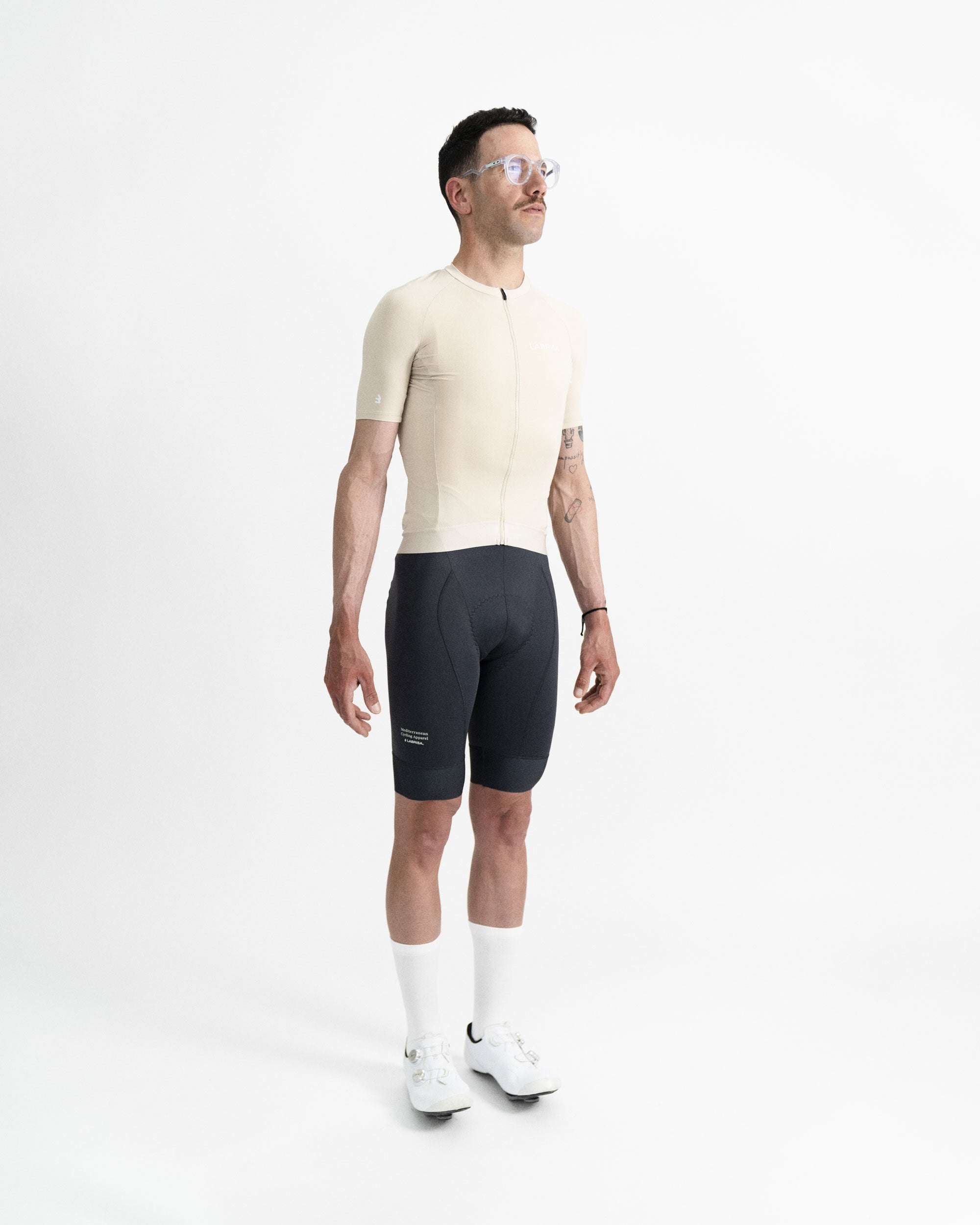 Imagen del maillot de ciclismo de hombre en color crema en modelo visto desde el perfil derecho.