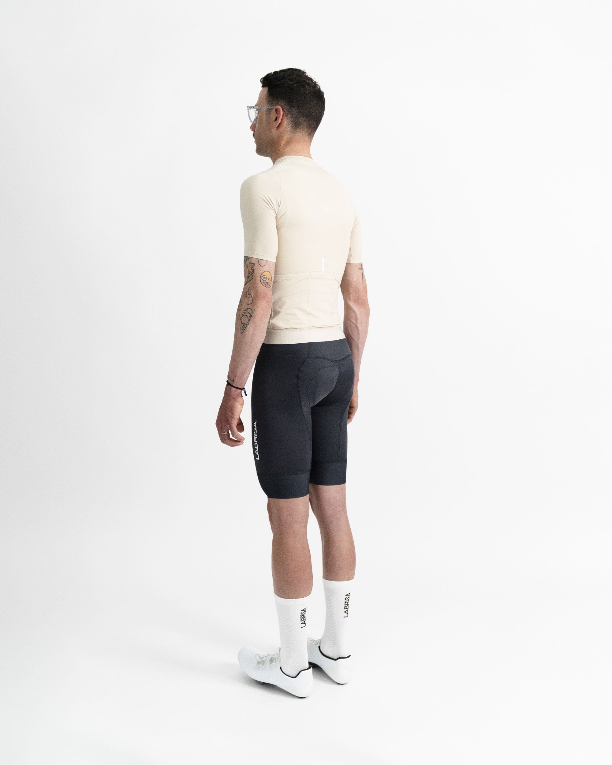 Imagen del maillot de ciclismo de hombre en color crema en modelo visto desde el perfil izquierdo.