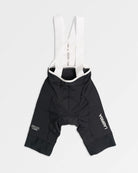 Imagen de culotte de ciclismo de hombre gris. Logotipos en blanco de LABRISA en la pierna izquierda y el tagline de Mediterranean Cycling Apparel en la derecha. Los tirantes son blancos y el vivo son blancos. 