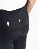 Imagen de culotte  de ciclismo de hombre gris por detrás. Se ve el detalle del logotipo de LABRISA de cerca situado en el centro encima de la badana.