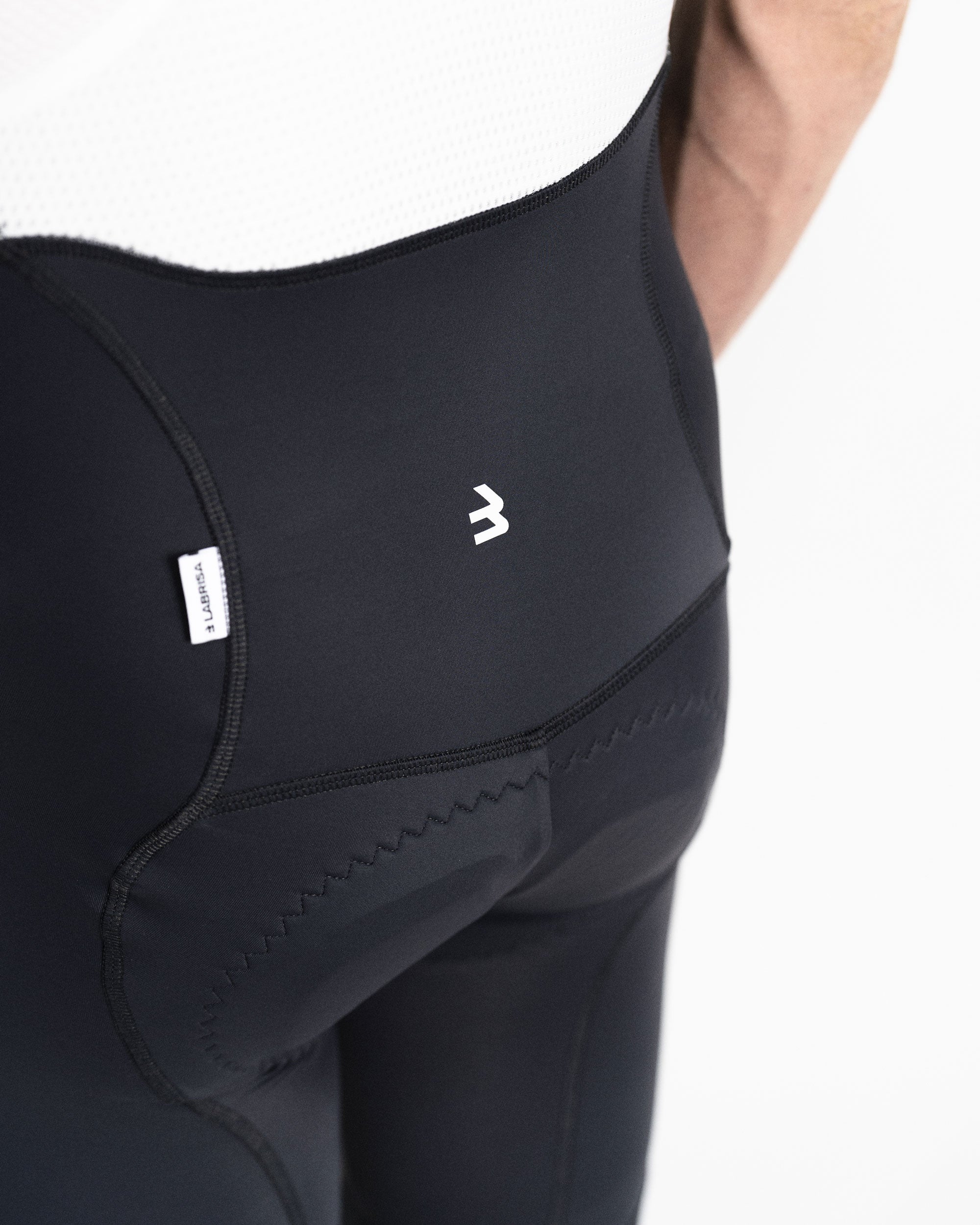 Imagen de culotte  de ciclismo de hombre gris por detrás. Se ve el detalle del logotipo de LABRISA de cerca situado en el centro encima de la badana.