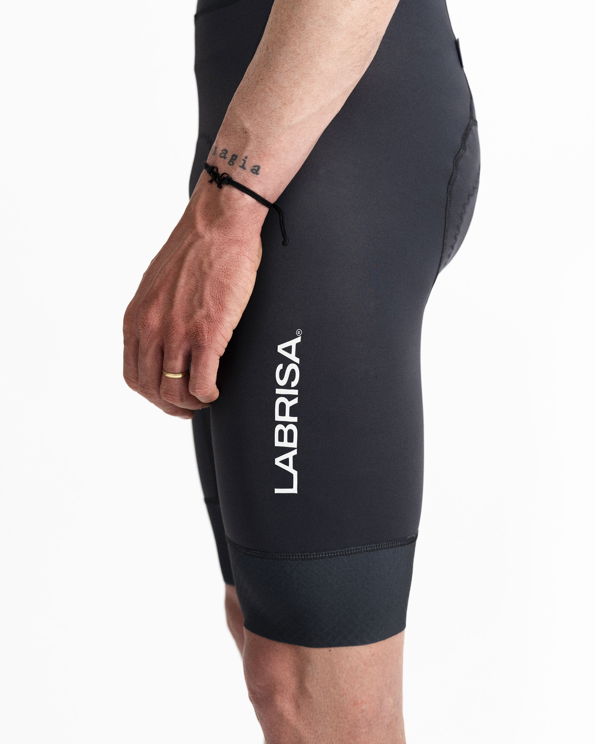 Imagen de culotte  de ciclismo de hombre gris de perfil. Se ve el detalle del logotipo de LABRISA situado en la parte izquierda del muslo