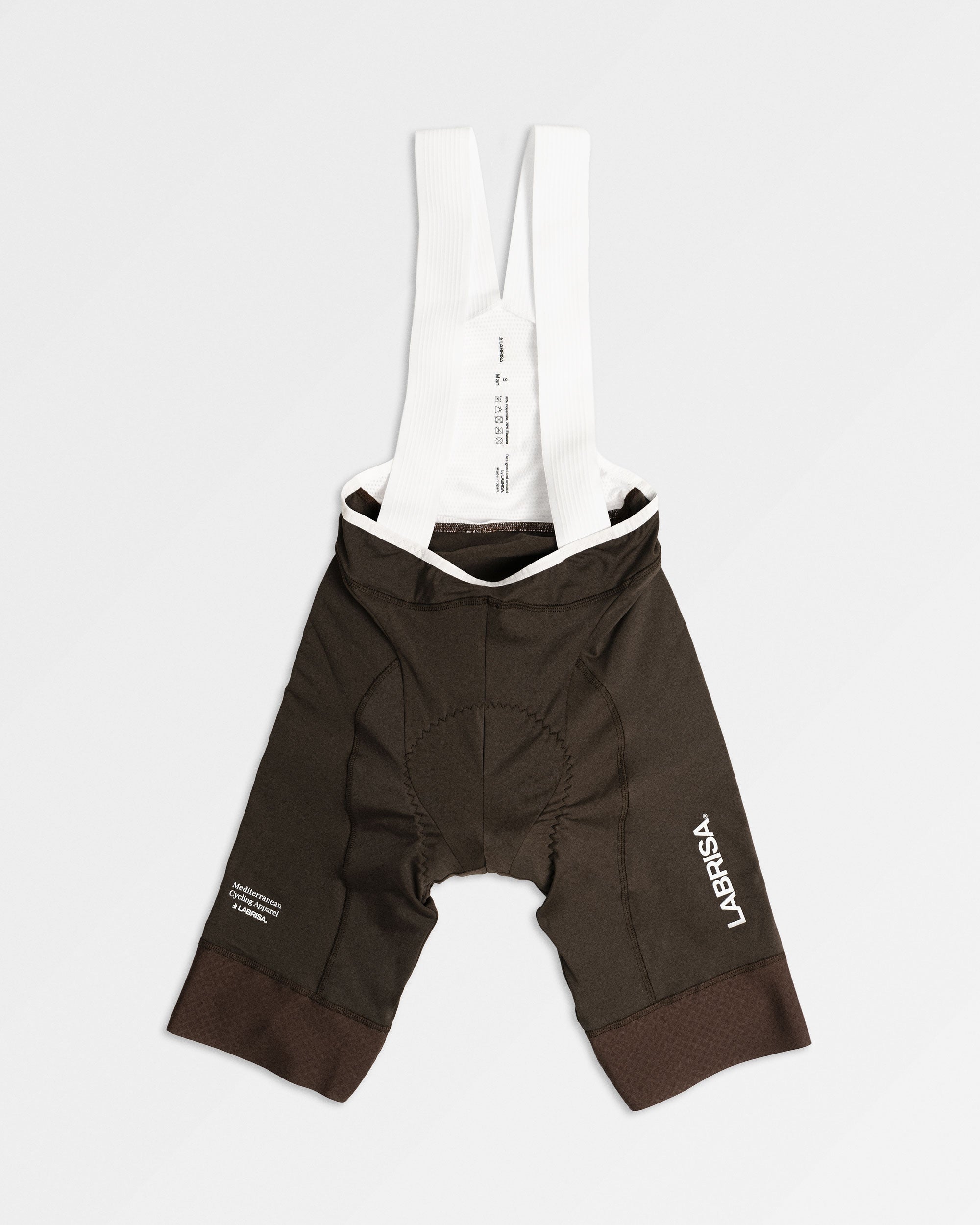 Imagen de culotte de ciclismo de hombre marrón. Logotipos en blanco de LABRISA en la pierna izquierda y el tagline de Mediterranean Cycling Apparel en la derecha. Los tirantes son blancos y el vivo son blancos. 