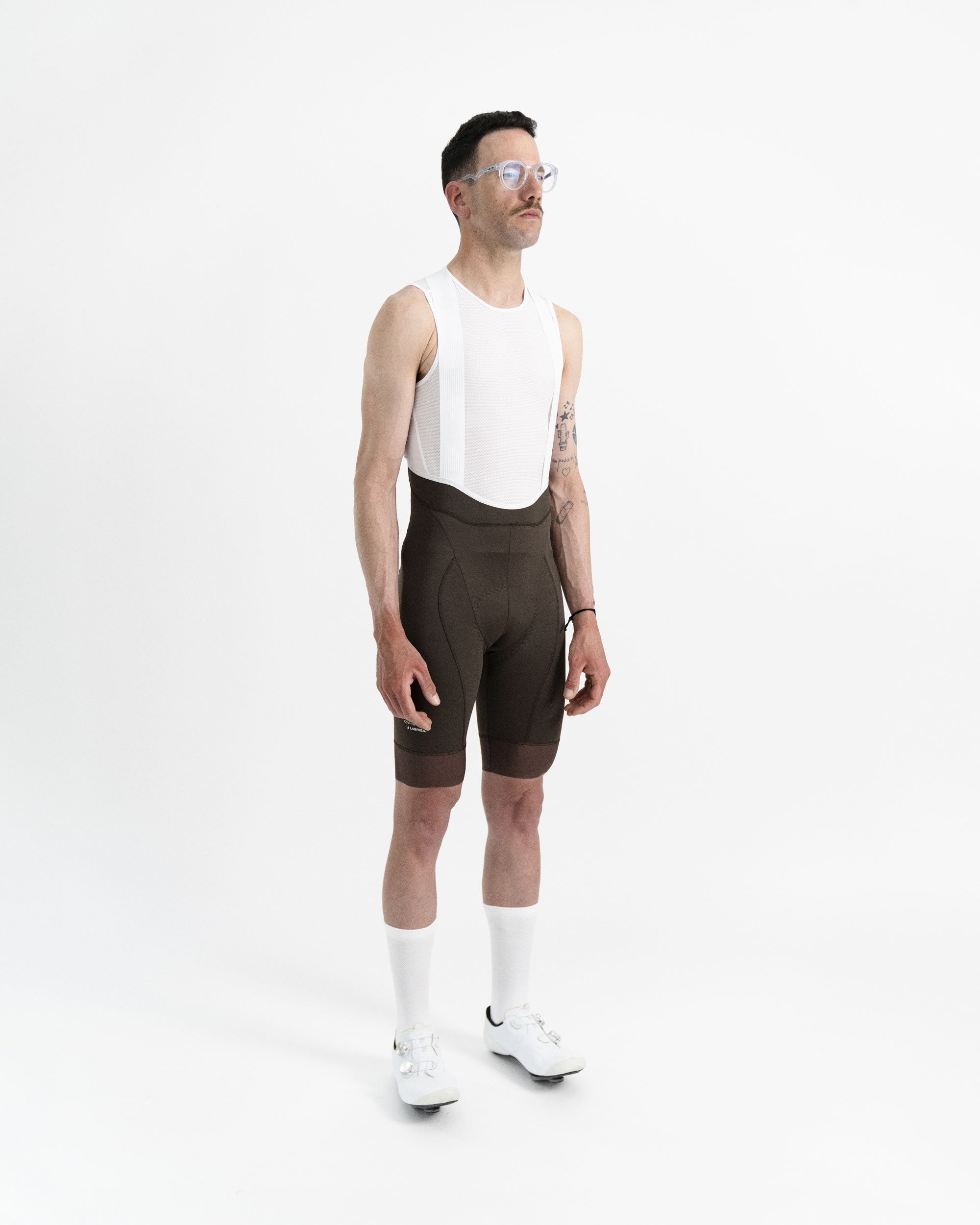 Imagen de culotte de ciclismo de chico marrón en modelo visto desde el perfil derecho.