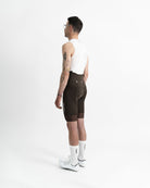 Imagen de culotte de ciclismo de chico marrón en modelo visto desde el perfil izquierdo.