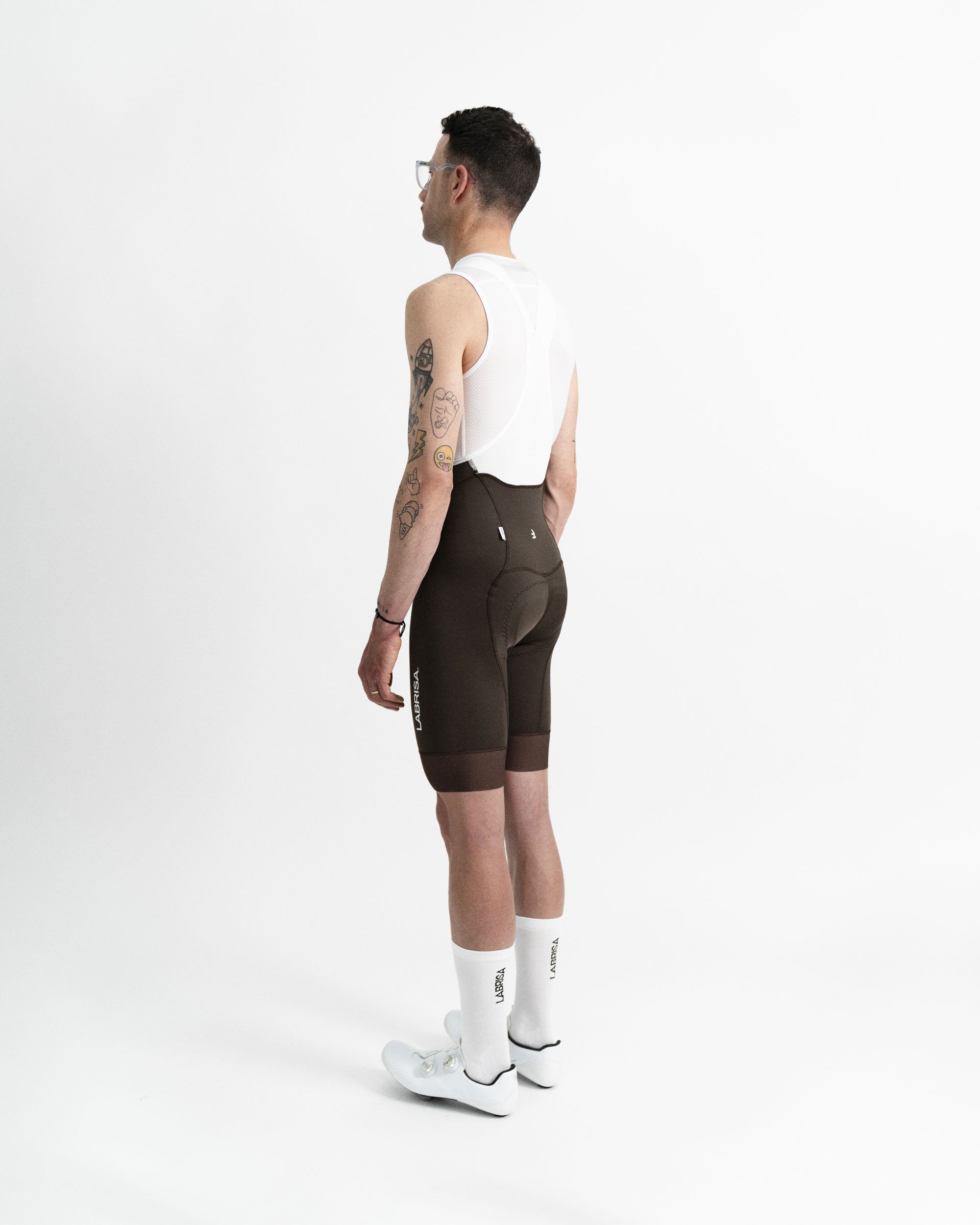Imagen de culotte de ciclismo de chico marrón en modelo visto desde el perfil izquierdo.