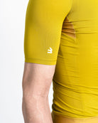 Imagen de detalle de maillot de ciclismo de hombre verde oliva de la manga. Se puede ver el logotipo de LABRISA en forma de B en blanco en el bíceps. 