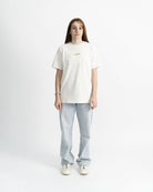 Mujer vestida con camiseta de manga corta crema