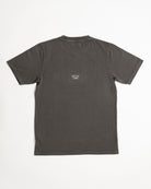 Imagen de la parte trasera de la camiseta de manga corta gris. Se ve el tagline Mediterranean Cycling Apparel en crema que va colocado en pequeño en el centro de la parte de atrás de la camiseta.