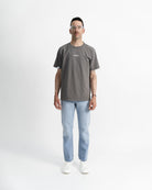 Hombre vestido con camiseta manga corta algodón gris