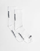 Imagen de calcetines blancos de ciclismo general. Todos los logotipos son negros. Altura media caña.