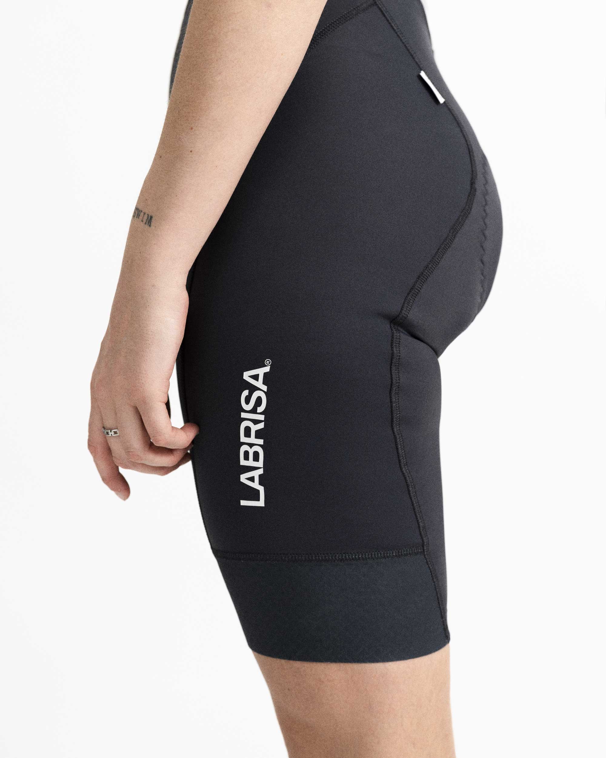 Imagen de culotte  de ciclismo de mujer gris de perfil. Se ve el detalle del logotipo de LABRISA situado en la parte izquierda del muslo