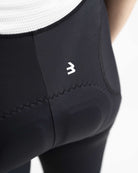 Imagen de culotte  de ciclismo de mujer gris por detrás. Se ve el detalle del logotipo de LABRISA de cerca situado a la derecha encima de la badana.