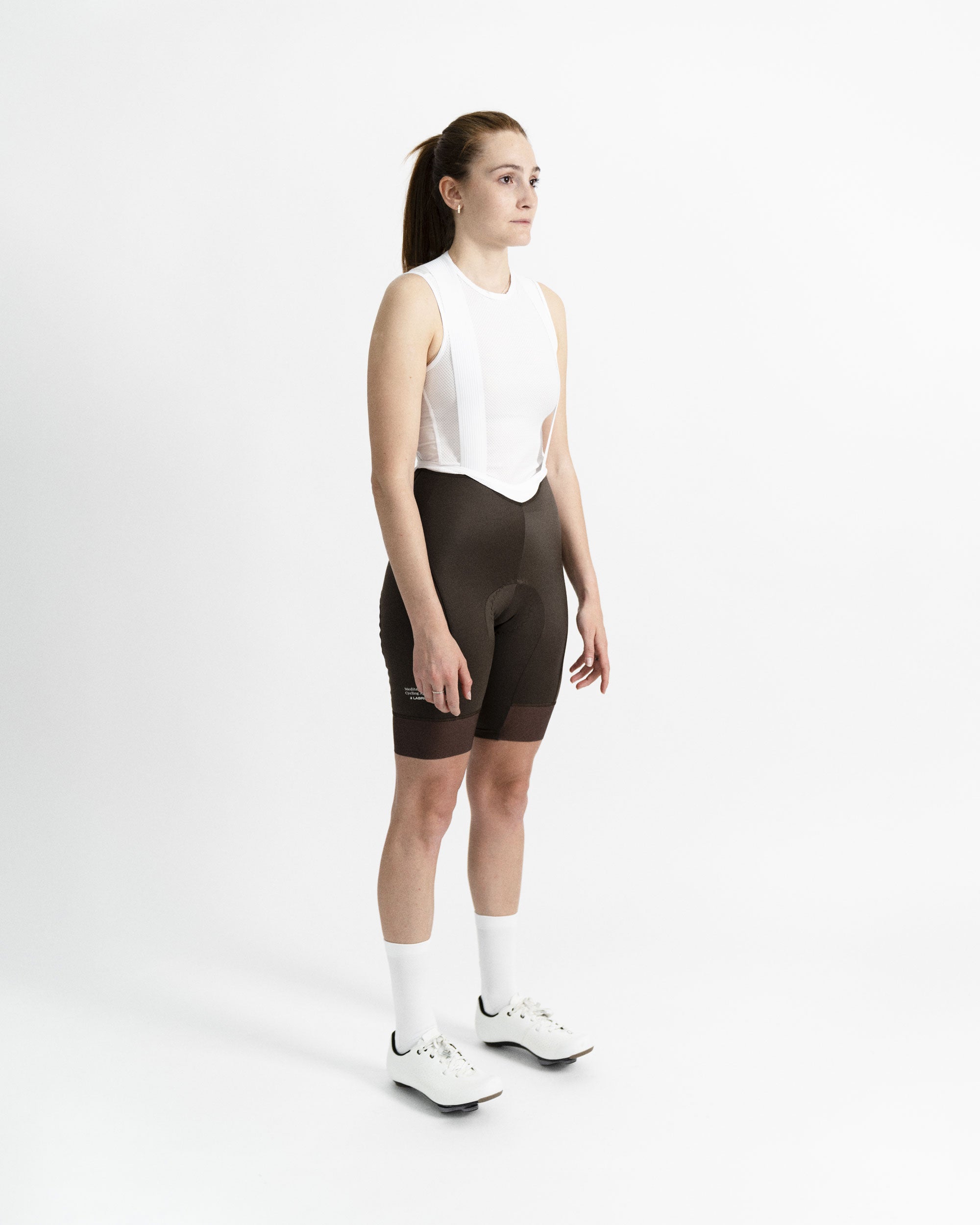 Imagen del culotte de ciclismo de mujer marrón en modelo visto desde el perfil derecho.