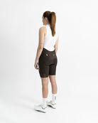 Imagen del culotte de ciclismo de chica marrón en modelo visto desde el perfil izquierdo.