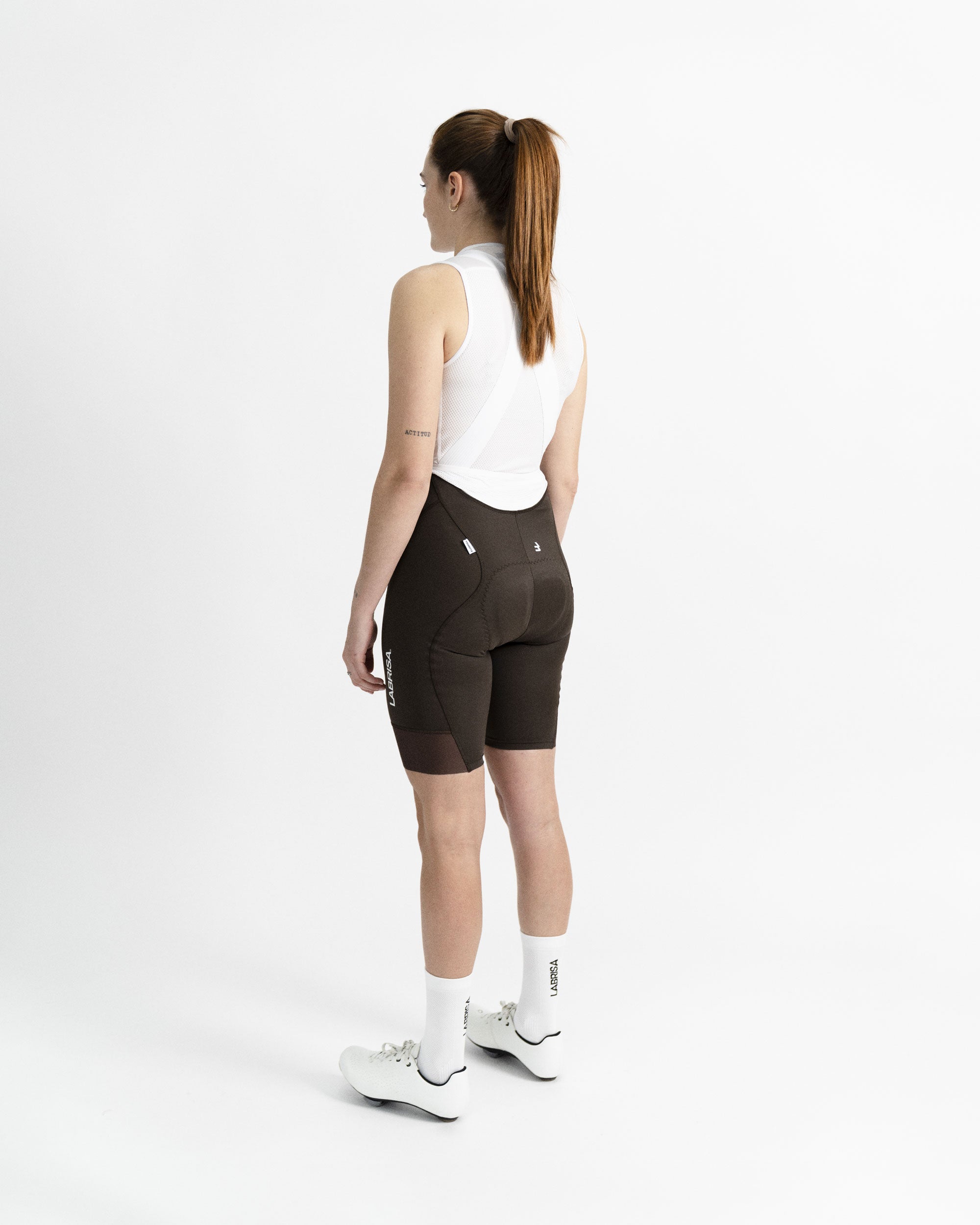 Imagen del culotte de ciclismo de chica marrón en modelo visto desde el perfil izquierdo.