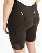 Imagen de culotte  de ciclismo de mujer marrón por detrás. Se ve el detalle de la etiqueta tejida cosida en el lateral izquierdo. La etiqueta es blanca con LABRISA escrita en negro