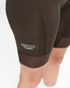 Imagen de culotte  de ciclismo de mujer marrón de perfil. Se ve el detalle del tagline Mediterranean Cycling Apparel en blanco situado a la derecha en pequeño justo encima de la silicona del muslo.