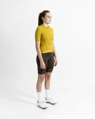 Imagen de maillot de ciclismo de mujer gris en modelo visto desde el perfil derecho.