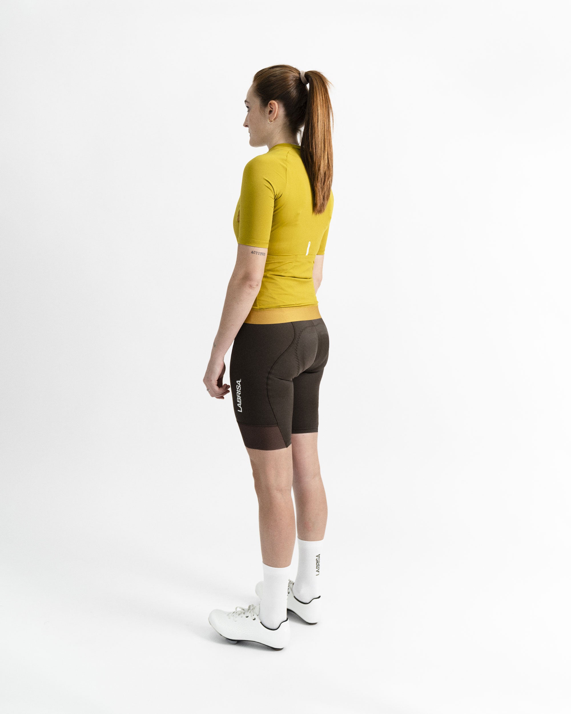 Imagen del maillot de ciclismo de mujer oliva en modelo visto desde el perfil izquierdo.
